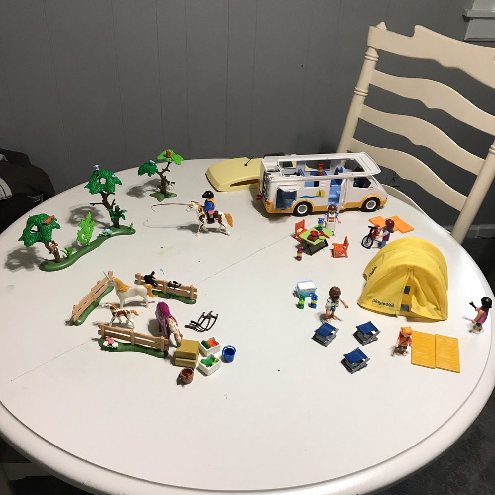 Playmobil camper.